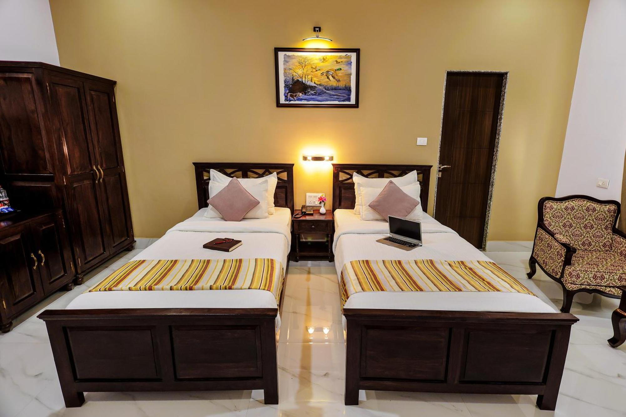 Revaas Lake View Boutique Stay อุเดเปอร์ ภายนอก รูปภาพ