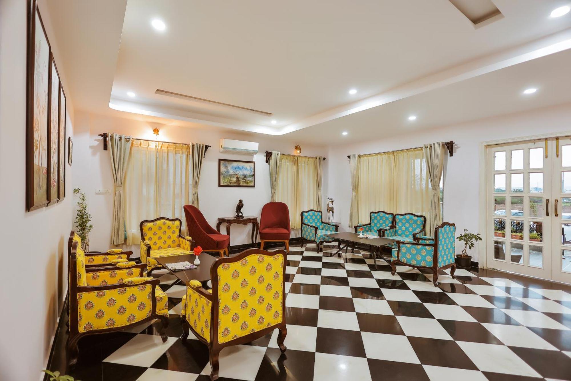 Revaas Lake View Boutique Stay อุเดเปอร์ ภายนอก รูปภาพ
