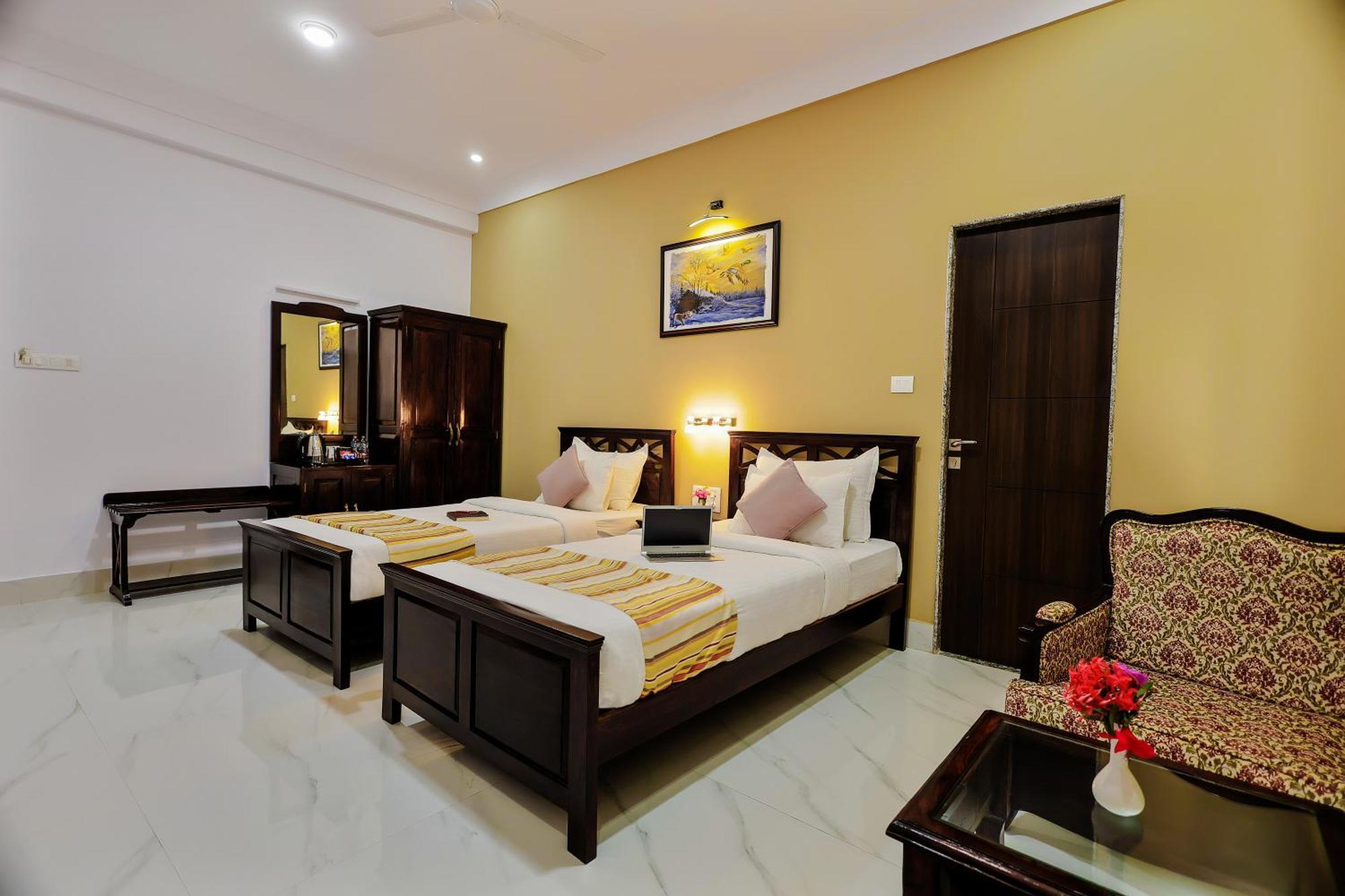 Revaas Lake View Boutique Stay อุเดเปอร์ ภายนอก รูปภาพ