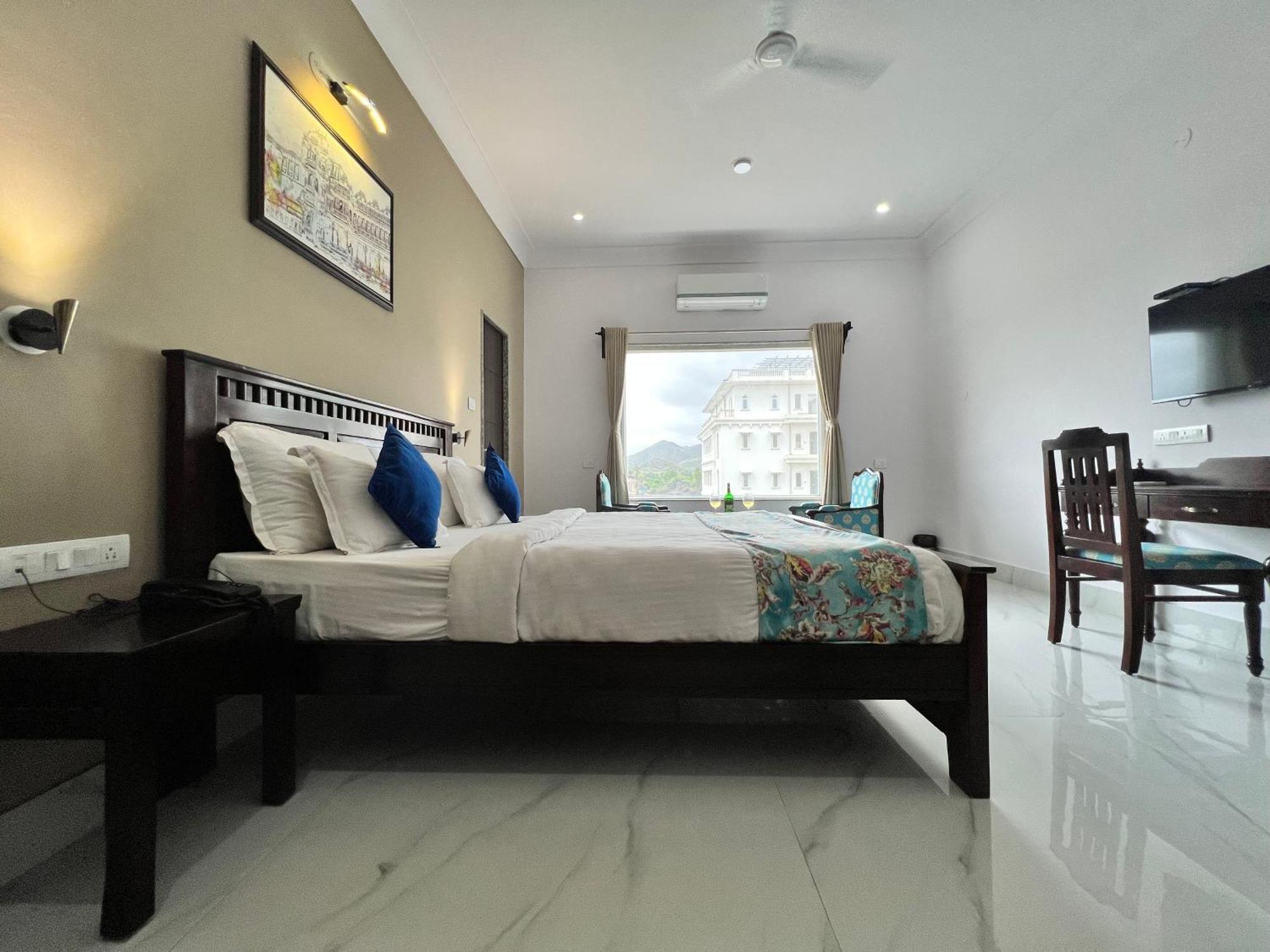 Revaas Lake View Boutique Stay อุเดเปอร์ ภายนอก รูปภาพ