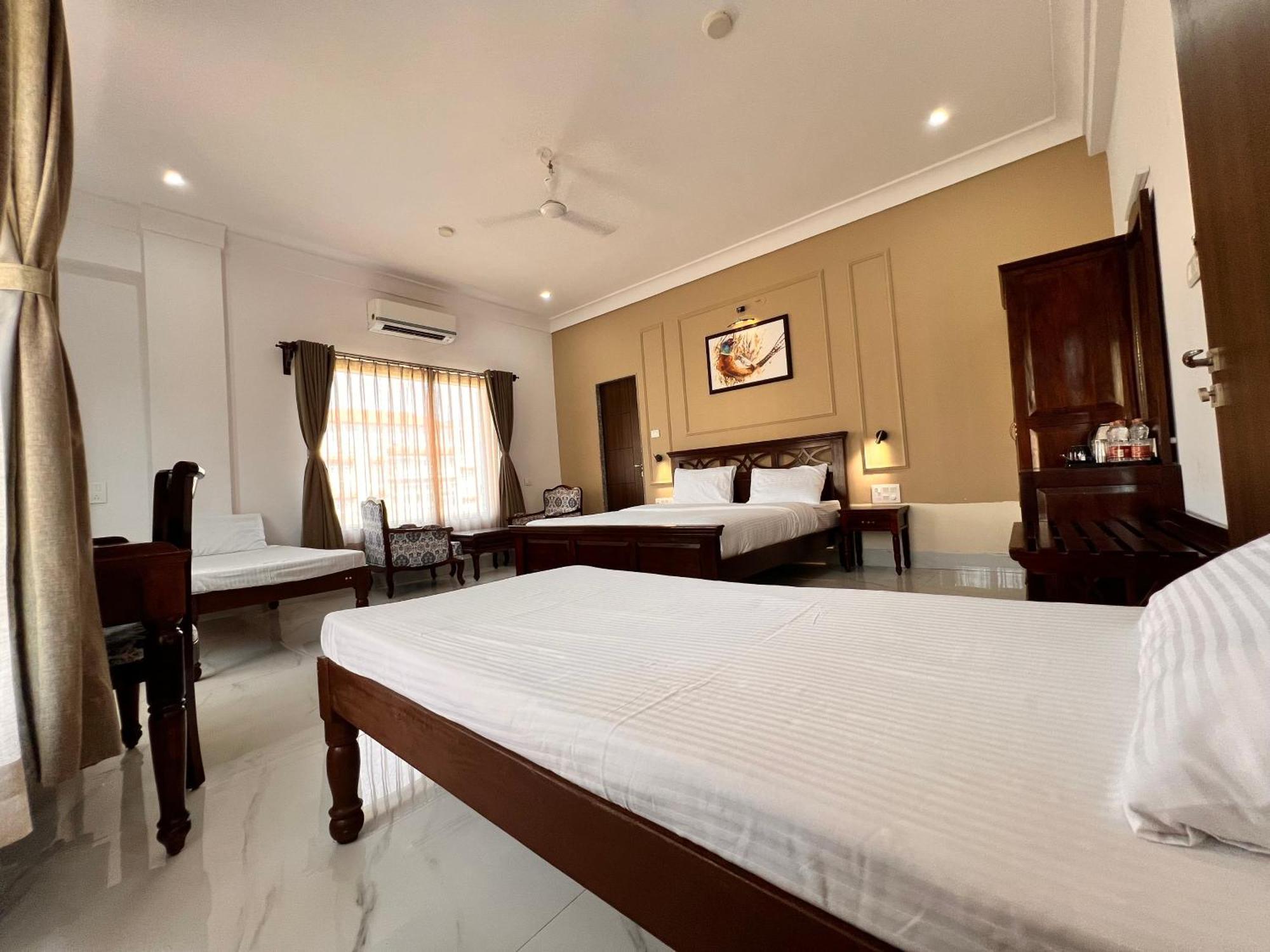Revaas Lake View Boutique Stay อุเดเปอร์ ภายนอก รูปภาพ